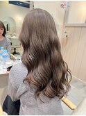 グレージュカラーで艶巻き仕上げ
