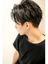 トルネード(TORNADO)&nbsp;外国人風ハイライト アップバングセンターパート ソフト刈り上げ