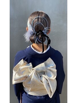 ナタリー(Natalie) 低めシニヨンスタイル 成人式ヘア