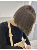 柔らかいボブに透明感のオリーブベージュカラー