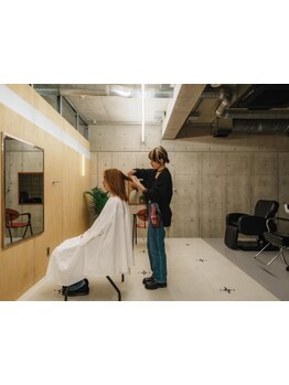 SNSでも人気のスタイリストがお出迎えからお見送りまで担当◇マンツーマン施術でこだわりのデザインに♪