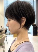 シャープな襟足でかわいすぎない/大人ショート