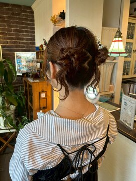 アズグロウヘアー(AS GROW HAIR) 暗めカラーゆるツインお団子アレンジ