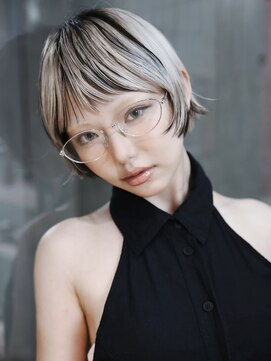 キャロルガーデンズ ボコカ 表参道(Carroll Gardens bococa) 【azu担当】ショート ハイライト デザインカラー シルバー