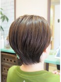 耳かけOK！コンパクトなショートヘア
