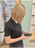 ショートボブ切りっぱなしボブタッセルボブミルクティーベージュ