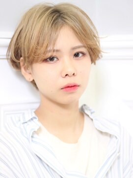 ヘアーアイスカルテット(HAIR ICI QUARTET) センターパート　ショートボブ　ベージュ