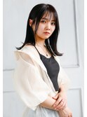 暗めのアッシュグレージュのカラーしたセミロング