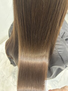 エスカーラ 表参道(THE ESCALA) @shino_ne197/シルキーベージュ/アッシュベージュ/斜めバング