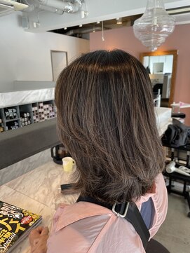 ティータ(teeta) 地毛を活かしたハイライト×グラデーションカラー