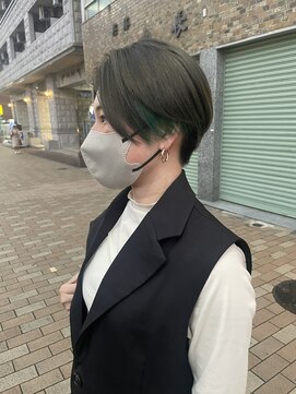 イナズマヘアー(INAZUMA HAIR) ハンサムショート×ポイントカラーグリーン