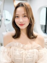 イメチェンヘアスタイルホワイトブロンド外はねボブワイドバング