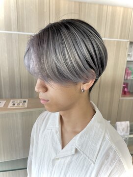 ラヴィエール(LAVIERE by R-EVOLUT) フェザーショート/センターパート/ホワイトシルバー【柏・柏駅】