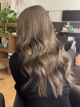 ゼウス(Zeus.) 海外ヘアーハッシュカットレイヤーカットハイライトカラー