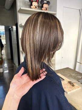 ランド(LAND) ハイライト　デザインカラー　金髪メッシュ　ミディアム