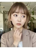 女性らしい動きのあるボブ&ケアブリーチ仕様のインナーカラー