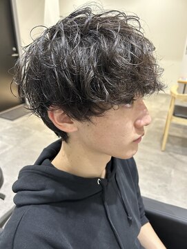 ヒュイル バイ ニアウ(Hwyl by Niau) メンズマッシュツーブロック無造作パーマニュアンスパーマ眉毛