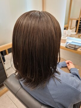  リュクスバトーバイトリコ 船橋南口店(Luxe BATEAU by tricot) 艶グレージュ