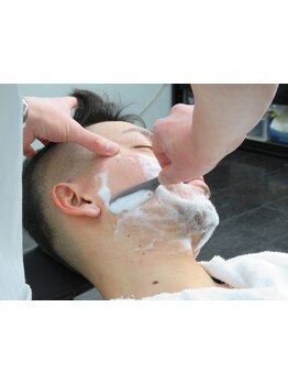 【BARBERだけの技術】顔の上半分をシェービングする《ハーフシェーブ》眉毛を整え、格好よく爽やかな男へ。