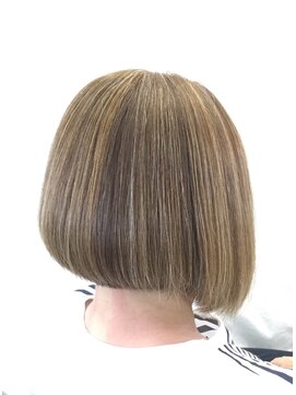 アヴソリューク(Absoluk) 前下がりボブXハイライト