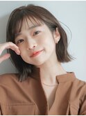 柔らかいベージュ×外はねボブ