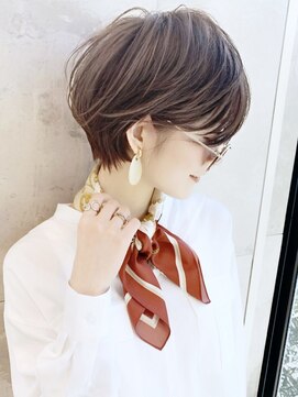 アンド ストーリーズ(&STORIES) 前髪あり耳掛け丸みくびれショートボブ20代30代40代50代(蘭)