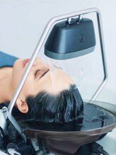 たった5分で深いリラクゼーションを感じられる、ヘアサロンの新体感メニュー「頭浸浴」新登場