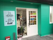 フラップ ヘアー ラウンジ(FLAP HAIR LOUNGE)の雰囲気（静かな通りに面しています。）