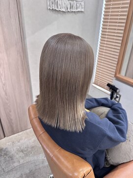 コヨーテ(coyote) ミディアムレイヤーカット ハイトーン ミルクティーベージュ