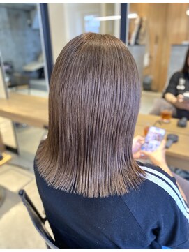 ニーイチイチ(211) ボブ/ミルクティーグレージュ/外ハネ