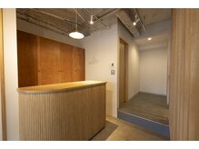 スタジオ ユー 浅草(studio U)の雰囲気（広々としたカウンターの受付）