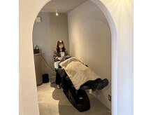 クレル バイ クレイス(Crellu by CRACE)の雰囲気（個室のシャンプー台で極上のリラックス空間を提供します。）