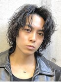 黒髪ツーブロック波巻きパーマセンターパートウルフ