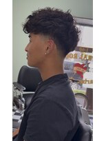 ケーエムシーセントラルルーツ(KMC Central Roots)&nbsp;スキンフェード、スペインカール