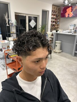 テーパーフェード　スパイラルパーマ　メンズ