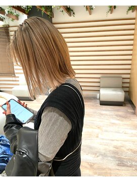 アトレ(attrait) ＊プツッとボブ 外ハネ 切りっぱなし ミルクティーベージュ