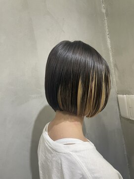 モノ アンド イニ(Mono & inni) ぱつっとライン×顔まわりインナーカラー