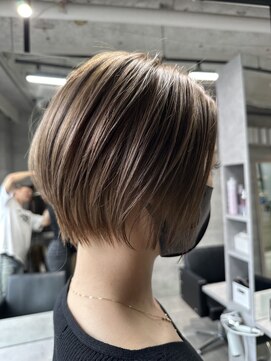 ルイス(L'wis) モテショート+ブリーチなしシアーアッシュベージュ♪朝長