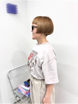 イラカ(elaka) ハイライト×ブリーチカラー×刈り上げボブ×丸みボブ