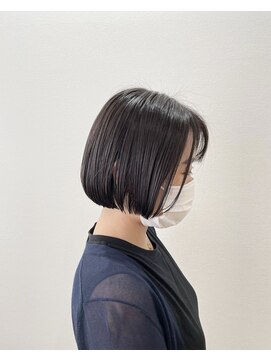 モルニ(MORNI) ショートヘア_マロンベージュ Aラインボブ かきあげ