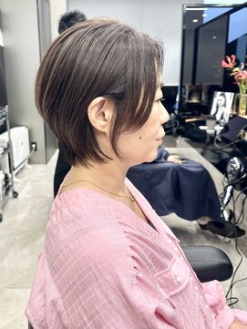 メモリーズ 表参道(Memories) 40代50代60代耳かけショート前髪なしハンサムショート白髪ぼかし