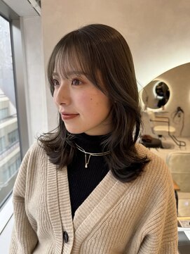 エヌ 大阪梅田店(enu) くびれミディアムカットスタイルオリーブベージュカラー@Risa