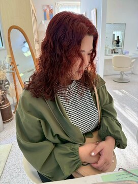 ロマーリ(LOMARLIE) ２０代３０代４０代セミロングくるくるパーマレッドカラー