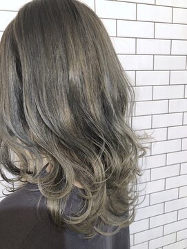 スリー(THREE) 小顔セミディシルバーグレージュ♪