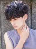 スーツ短髪ツーブロック束感モテる黒髪シークレットパーマ流行