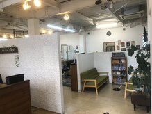 ヘアクリエイトブラス メンズ(Hair Create BRAS Men's)の雰囲気（白とグリーンが織りなす落ち着いた空間でリラックスできる待合席）