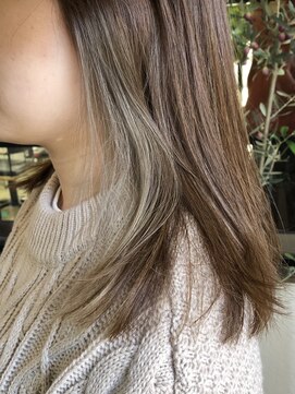 アル(AL) 【AL】小栗春花 インナープラス。#グレーベージュ