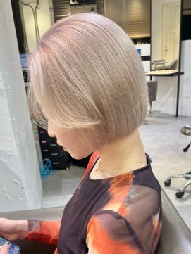 ベレーザ 渋谷(BELEZA) 2363外国人風カラー3Dハイライトバニラベージュ刈り上げボブ