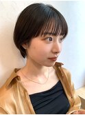 丸みショートマッシュコンパクト黒髪ベージュショート前髪あり