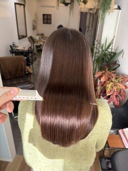 リョク ヘア ネイルアンドアイラッシュ(RYOKU Hair,Nail&Eyelash)の写真/繰り返すほど美しい艶髪に◇独自の薬剤配合と丁寧な処理で、パサつき・広がりを抑えて潤いキープ★